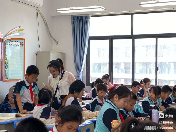 集思广益提实效 同课异构绽光彩――记欧乐影院
语文送教教研活动