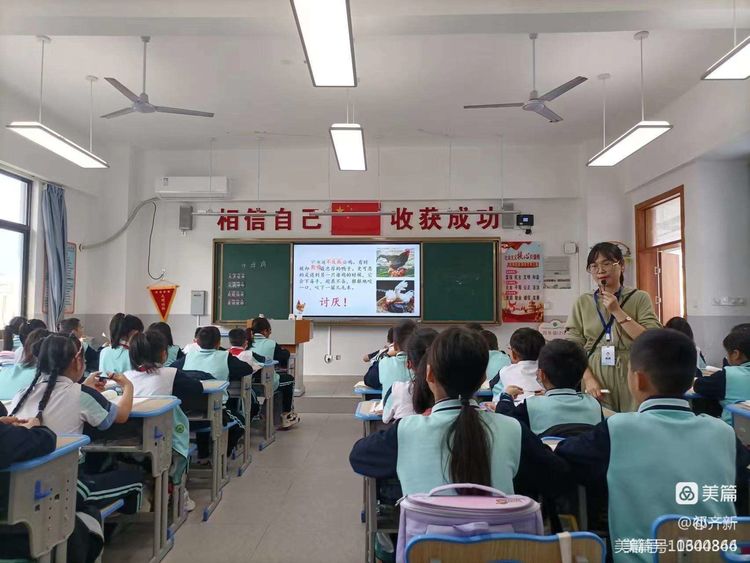 集思广益提实效 同课异构绽光彩――记欧乐影院
语文送教教研活动