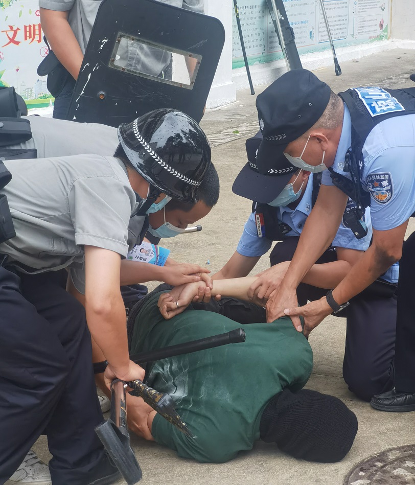 海口市琼山中介派出所张警官到欧乐影院
对校警进行正规培训