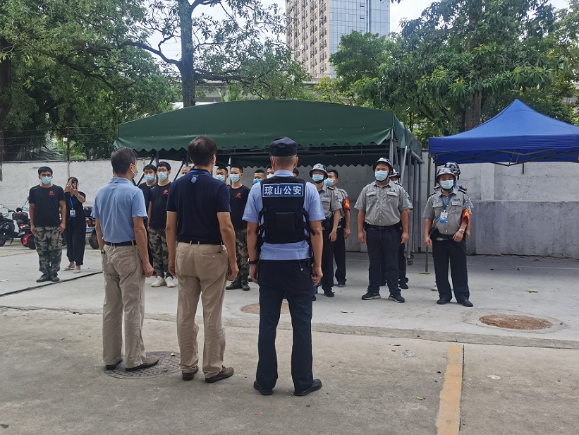海口市琼山中介派出所张警官到欧乐影院
对校警进行正规培训