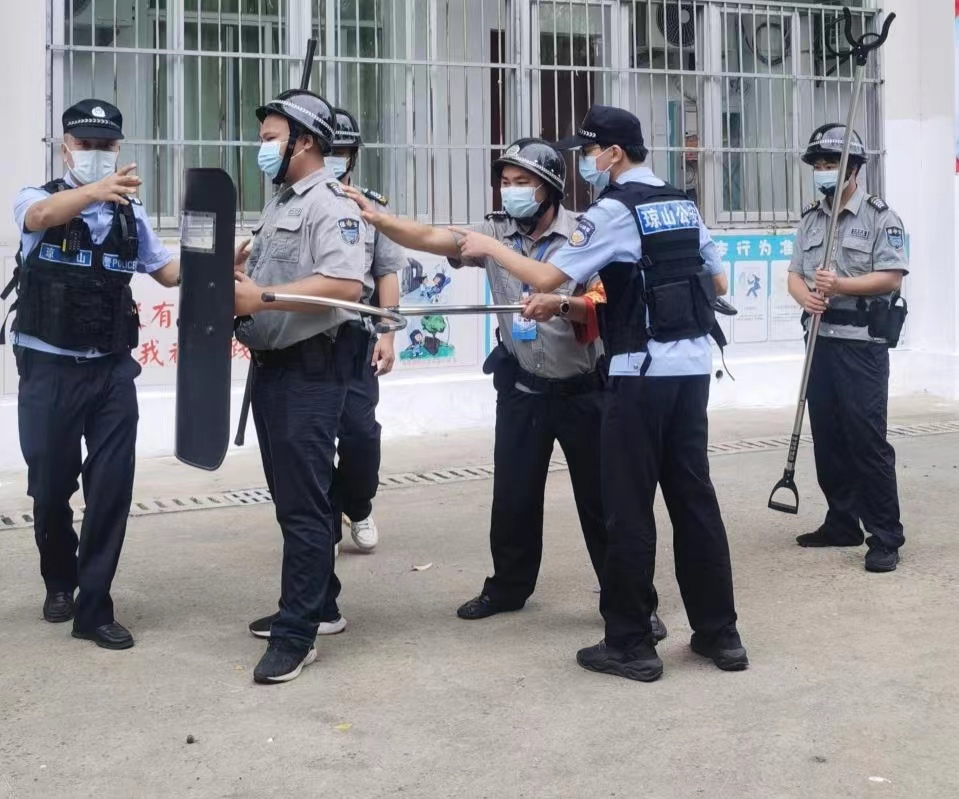 海口市琼山中介派出所张警官到欧乐影院
对校警进行正规培训
