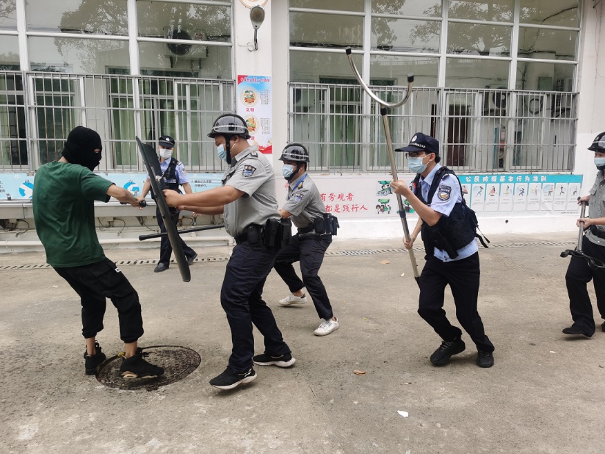海口市琼山中介派出所张警官到欧乐影院
对校警进行正规培训