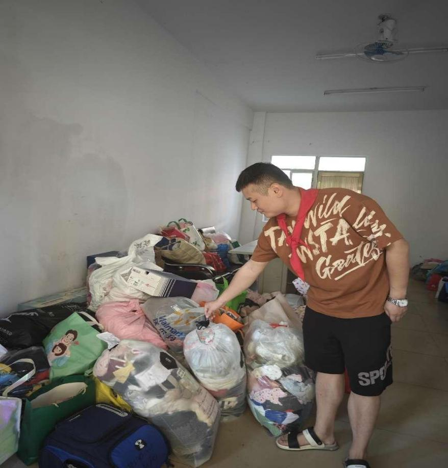 “衣”份爱心 “衣”旧温暖 ――欧乐影院
公益捐赠活动白沙行