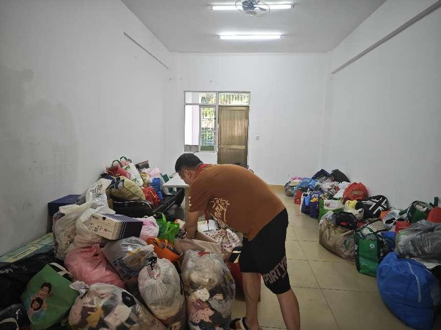 “衣”份爱心 “衣”旧温暖 ――欧乐影院
公益捐赠活动白沙行