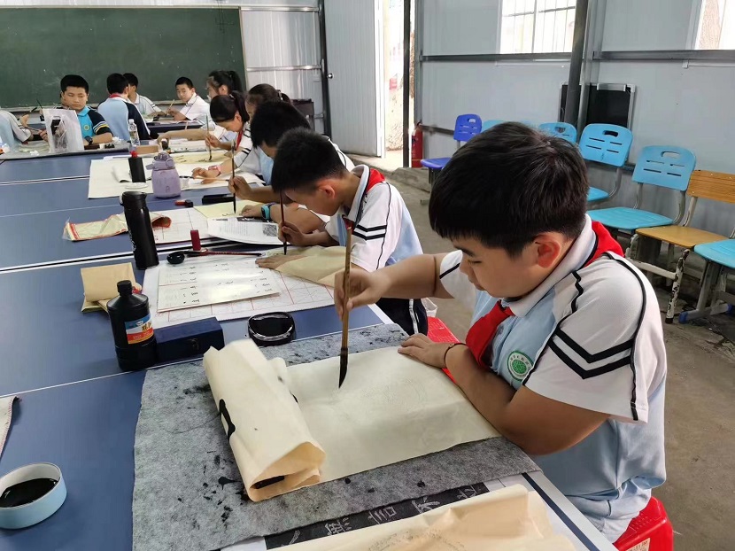 欧乐影院
开展庆“六·一”现场绘画、书法比赛