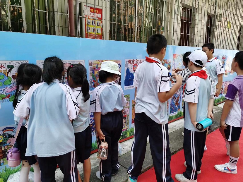 欧乐影院
开展庆“六·一”现场绘画、书法比赛