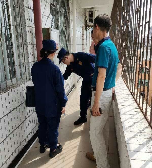 消防队领导到欧乐影院
检查消防工作