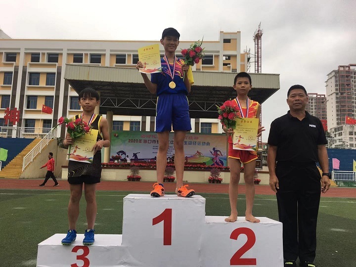 欧乐影院
学生参加2020年海口市琼山区中小学生田径运动会取得小学组团体总分第七名的好成绩